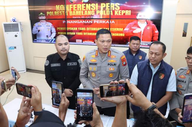 Kapolresta Barelang Pimpin Konferensi Pers Penanganan Kasus Pengeroyokan dan Penganiayaan yang Viral di Media Sosial
