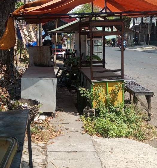 Kawasan PKL di Kawasan Toga Kumuh, Penjual dan Petugas Seperti Tak Peduli