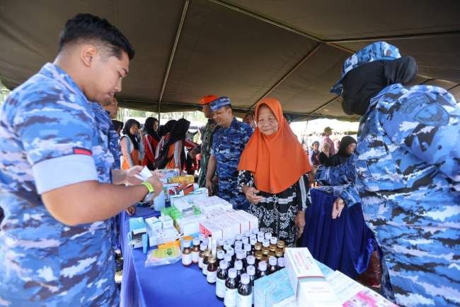 Hari Bakti ke-79, TNI AU Gelar Pemeriksaan Kesehatan Gratis dan Bagikan Sembako di Banyuwangi