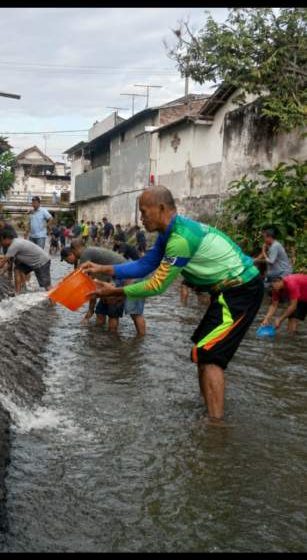 Dipimpin Ketua RT dan Pak Satiwan, Warga RT 01 RW 03 Jogoyudan Cat Gapura & Bersihkan Kali