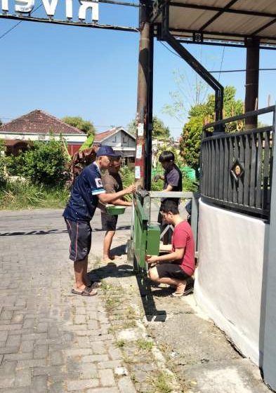 Semangat Gotong Royong Sambut HUT ke-81 RI, Warga River View Percantik Lingkungan