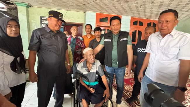 Ringankan Beban, Bupati Subandi Bersama Dinas Sosial Sidoarjo Percepat Penyaluran Bantuan Pangan, Kursi Roda dan Program RTLH