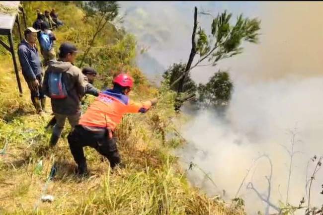 Sinergi Tim Gabungan, Polres Lumajang Bangun Fire Break di Kawasan Karhutlah TNBTS